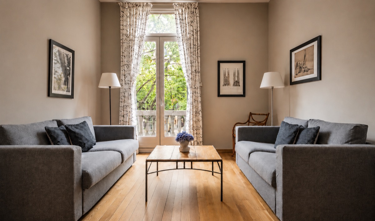 Suite Bella living room with balcony at PDG15 in Barcelona