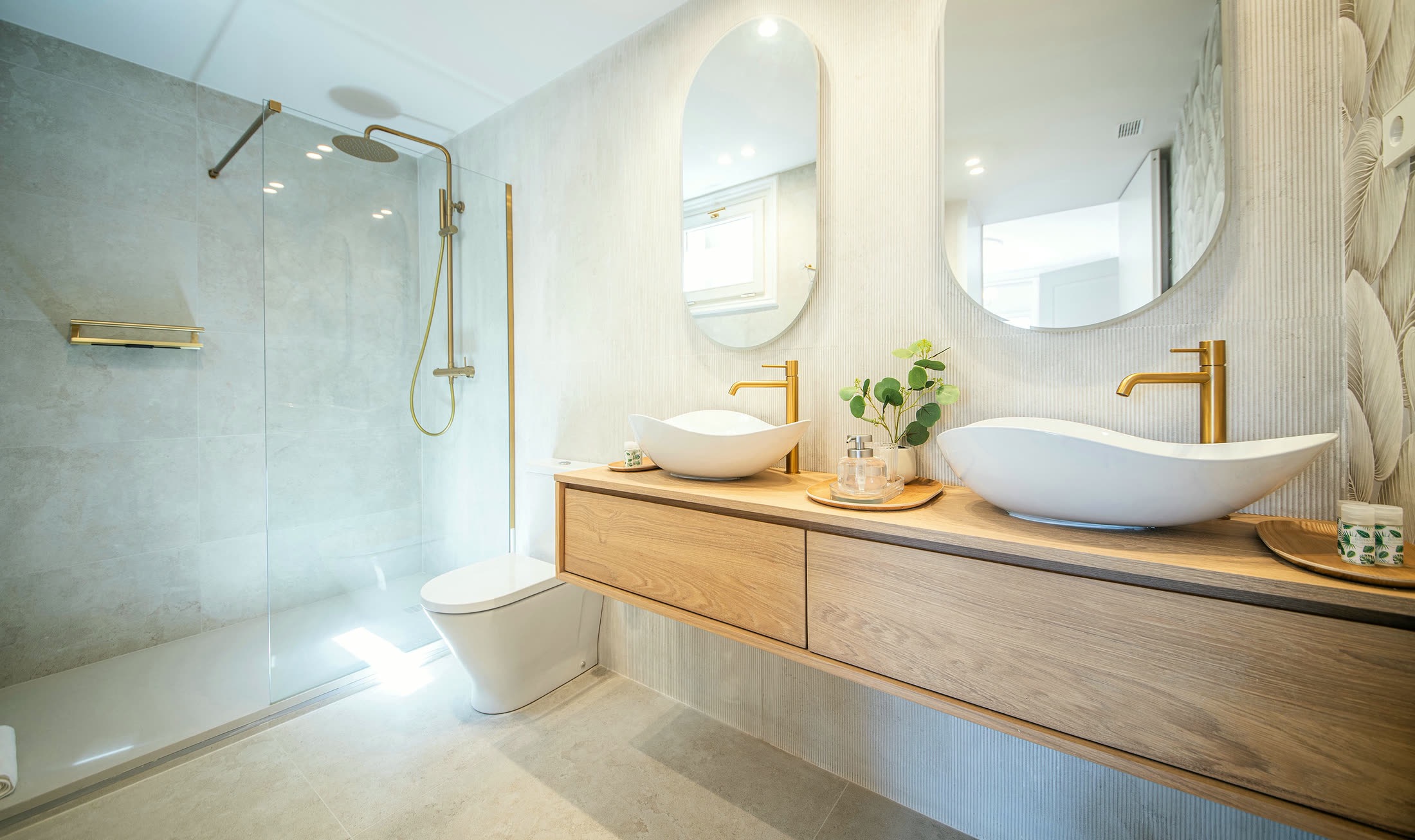 Suite Alba principal en suite with double vanity and walk-in shower