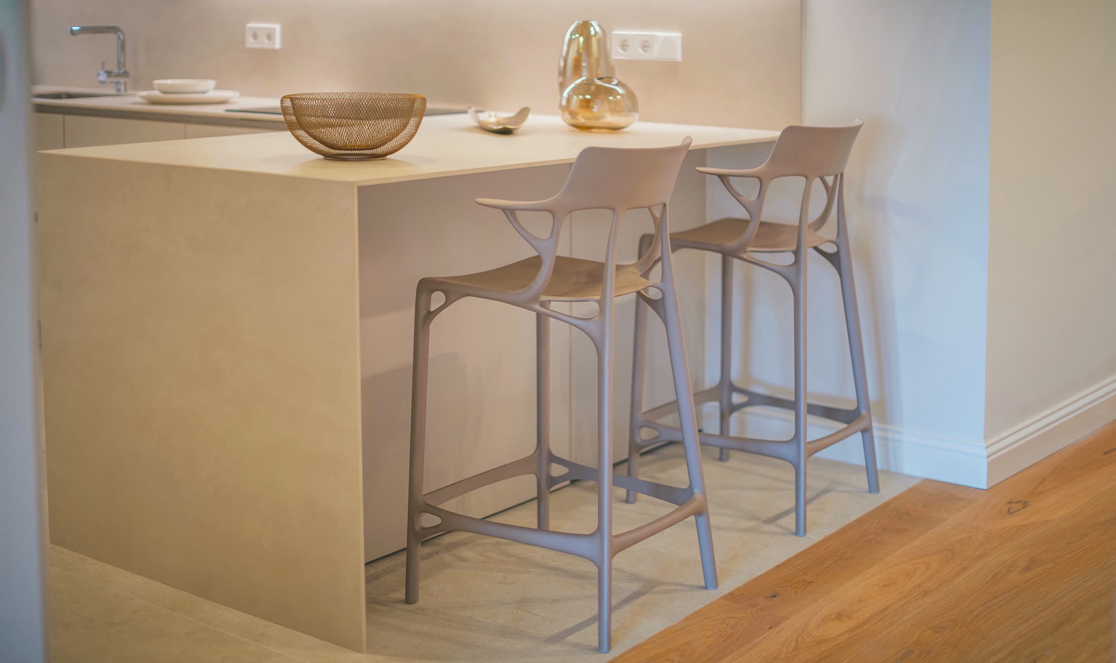 Suite Alba kitchen breakfast bar with two stools