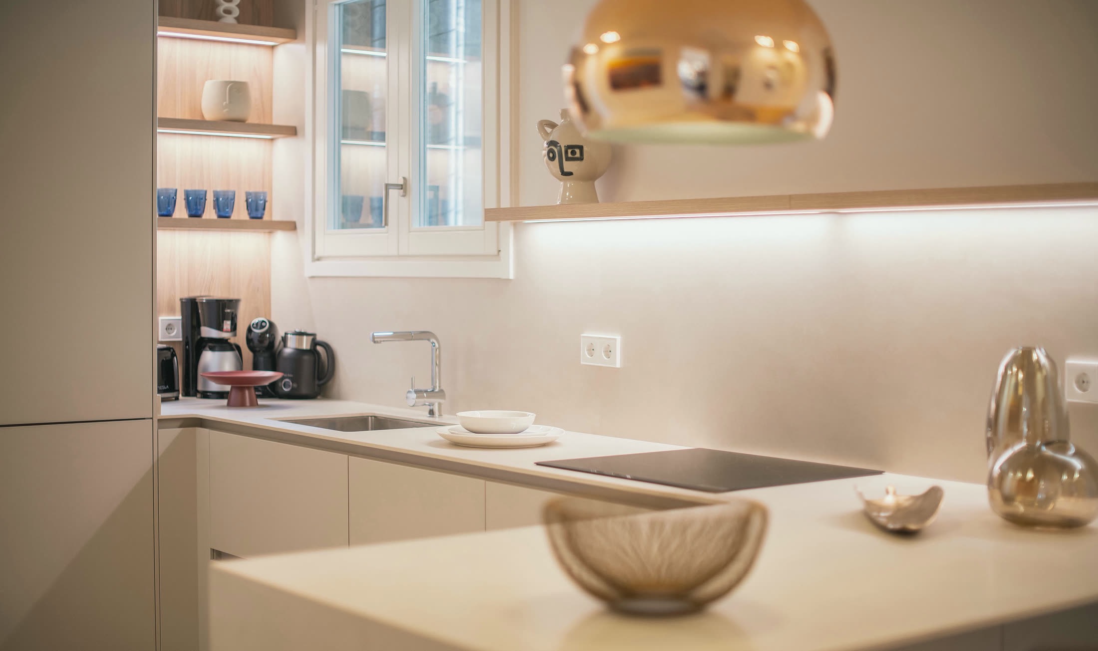 Suite Alba kitchen with cooktop, sink and coffee station