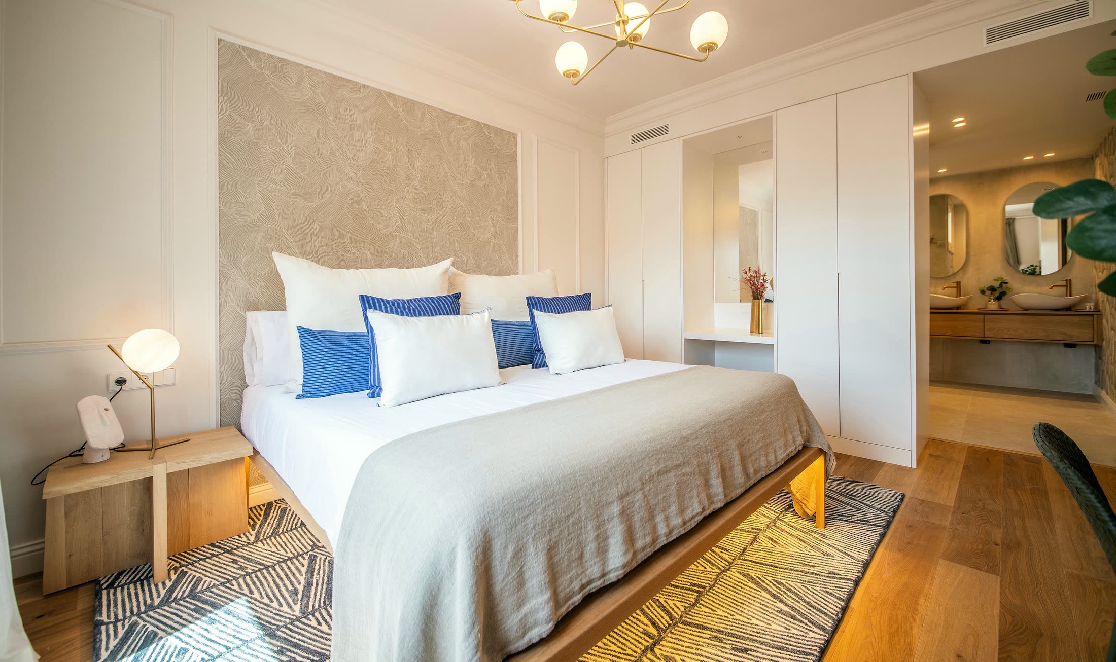Suite Alba principal bedroom opening into its en suite bathroom