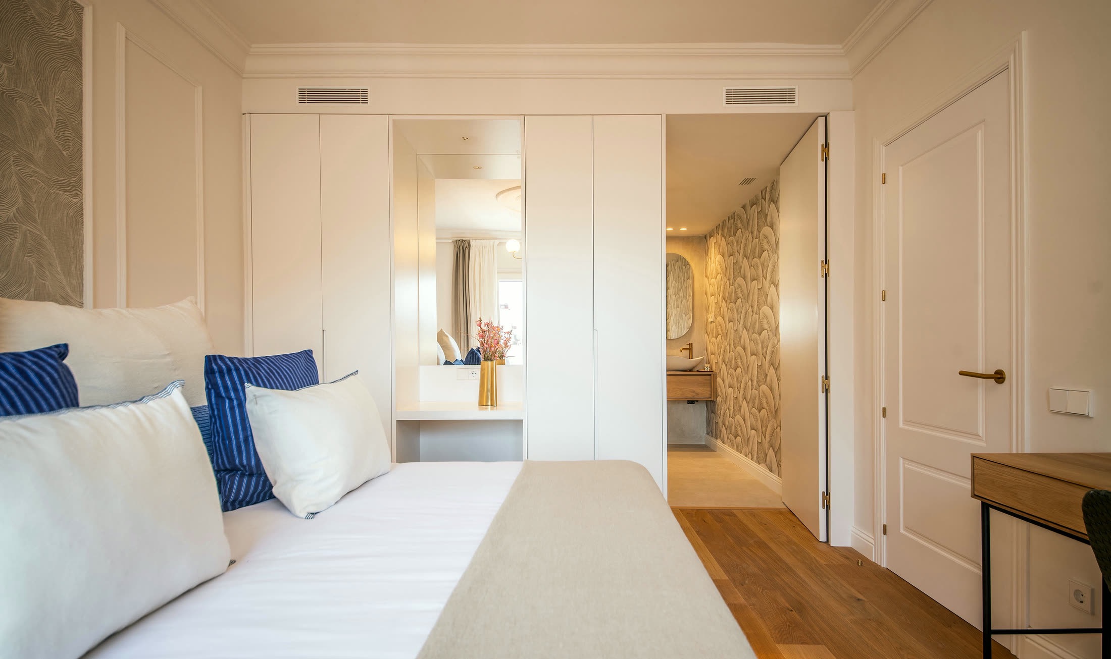 Built-in wardrobes between the Suite Alba principal bedroom and en suite