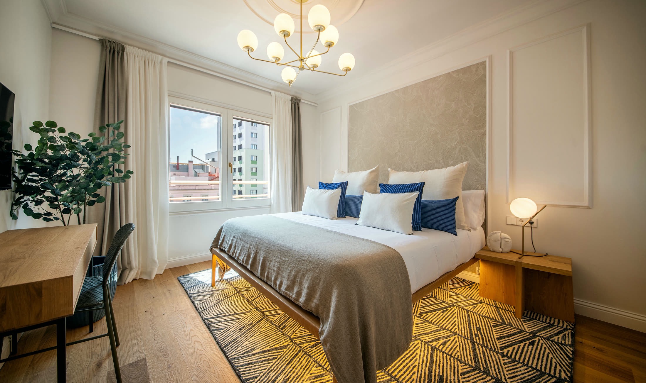 Suite Alba principal bedroom with king-size bed and south-facing windows