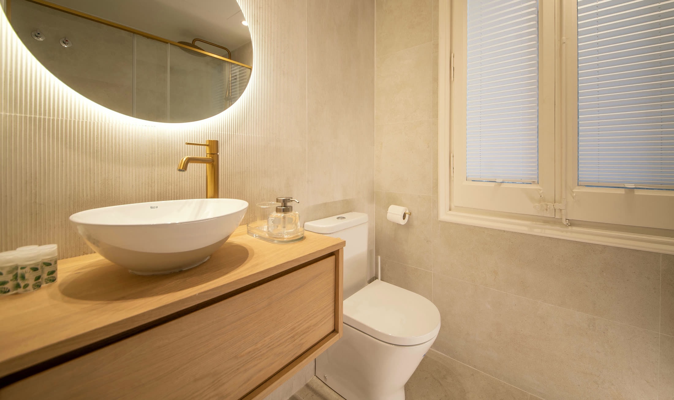 Suite Alba second bathroom with vessel sink and window