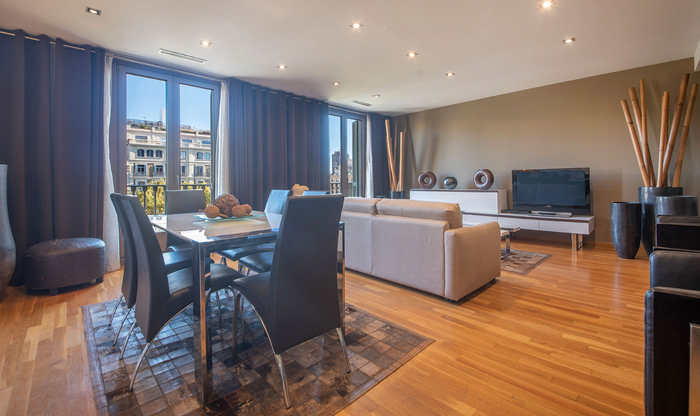 Open-plan living and dining room overlooking Passeig de Gr&agrave;cia