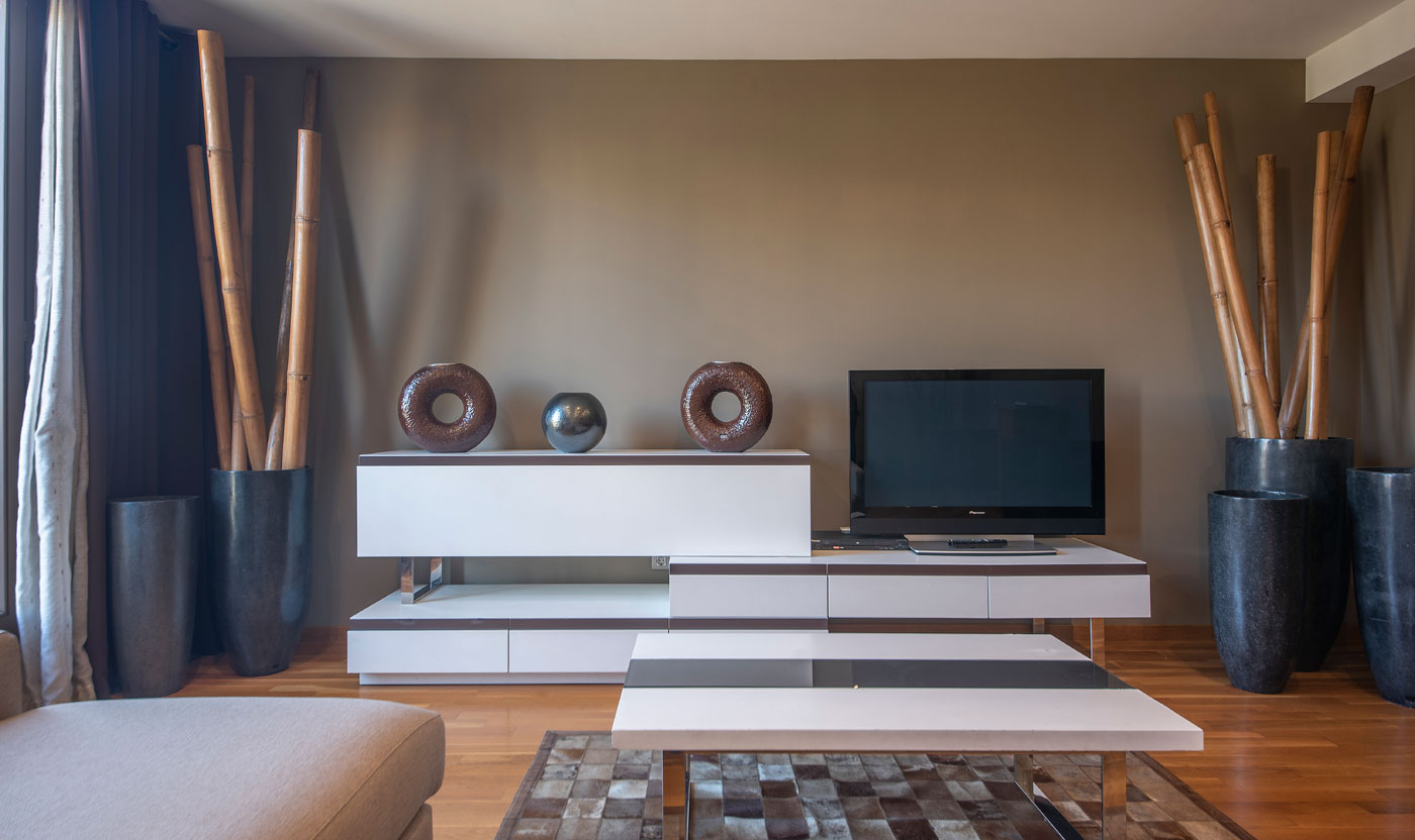 Television console and contemporary decor in Suite Sagrada