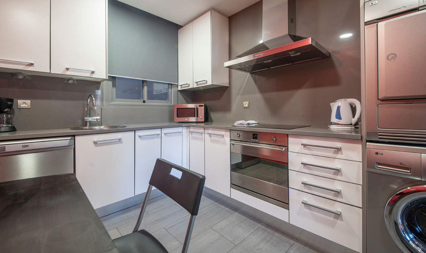 Equipped Suite Sagrada kitchen with oven, dishwasher, washer and refrigerator