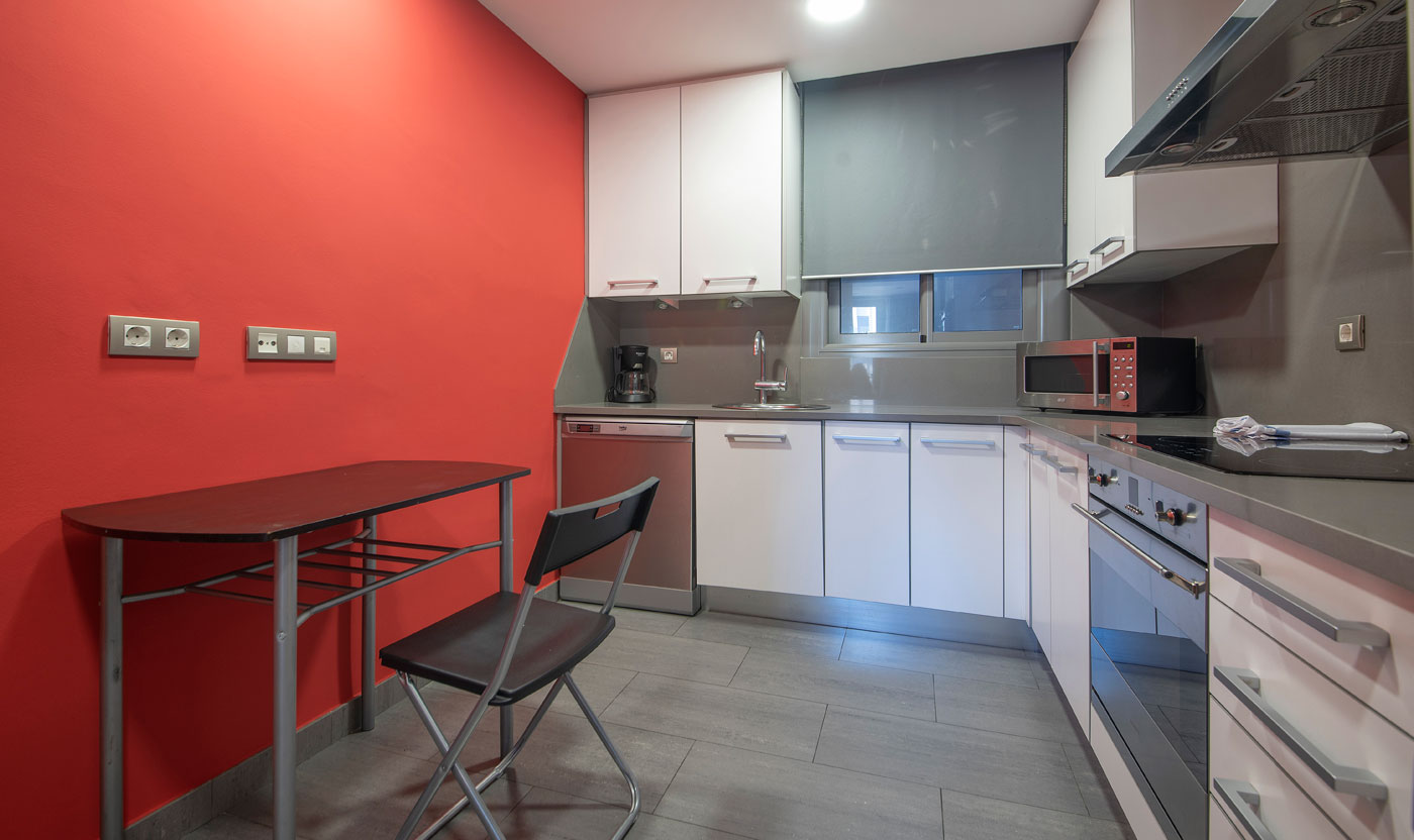 Red breakfast bar and equipped kitchen in Suite Sagrada