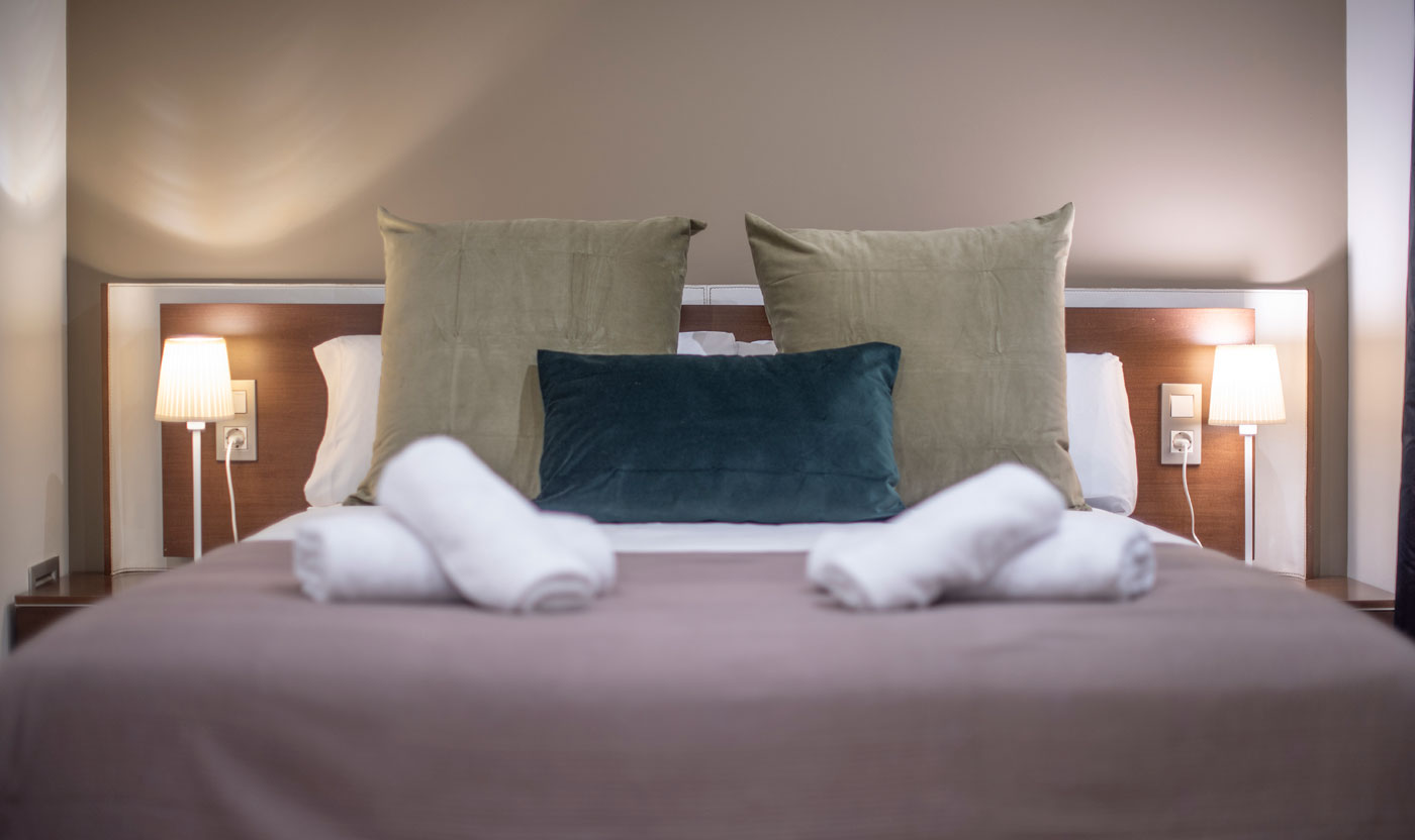 Cushions and folded towels on the Suite Sagrada queen bed