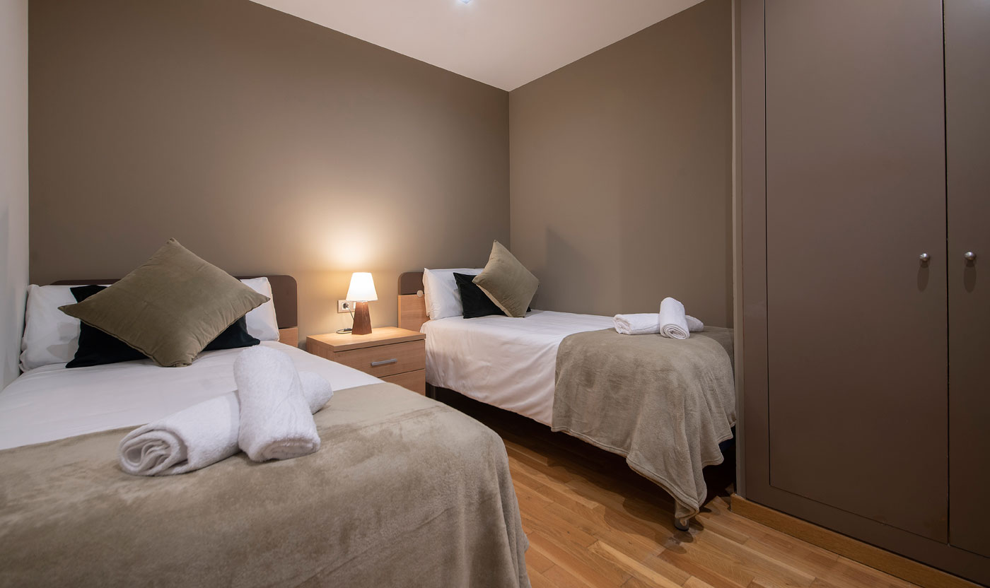 Twin bedroom in Suite Sagrada with two single beds
