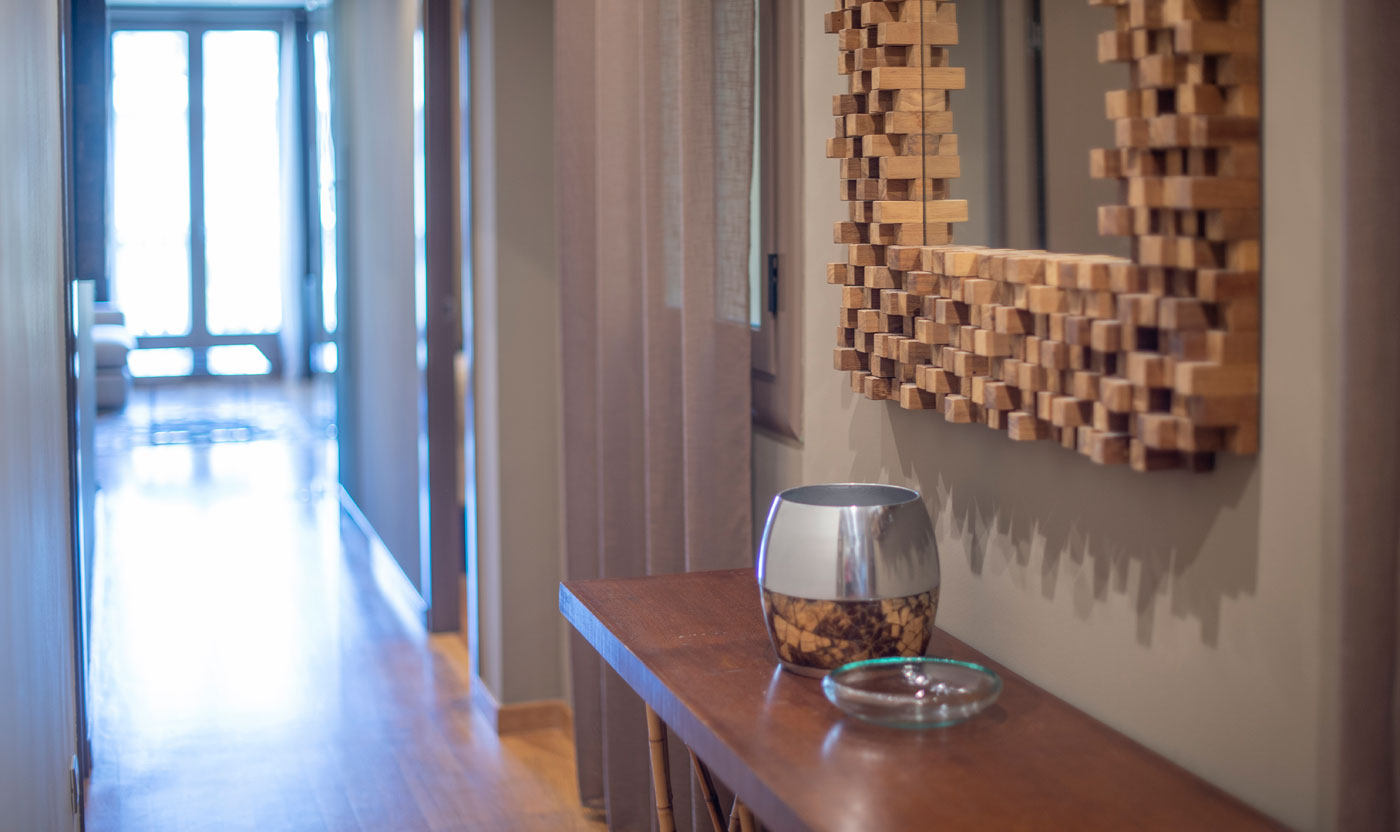 Artwork and console along the Suite Sagrada hallway