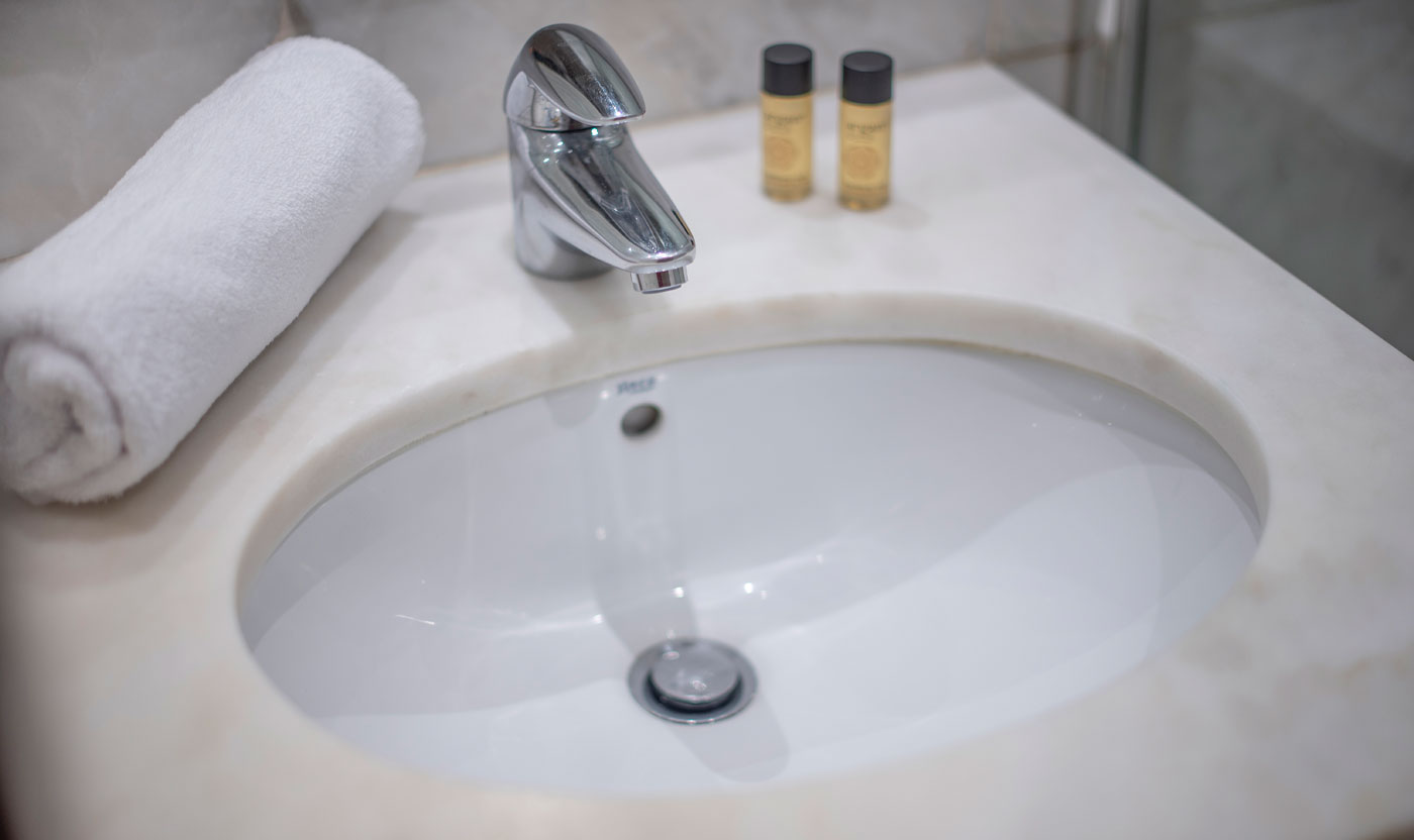 Stone sink in the Suite Sagrada hall bathroom