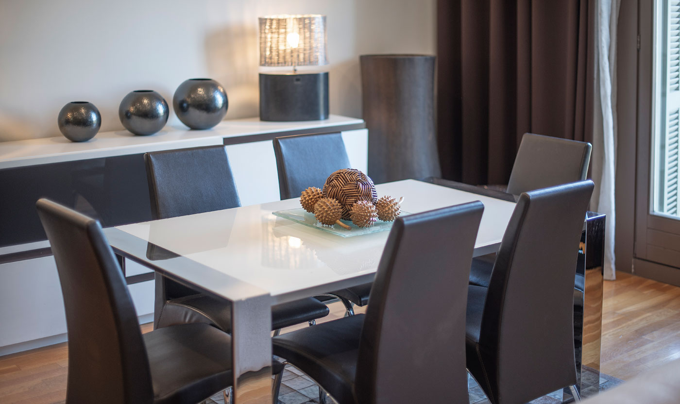 Dining table and balcony windows in Suite Sagrada