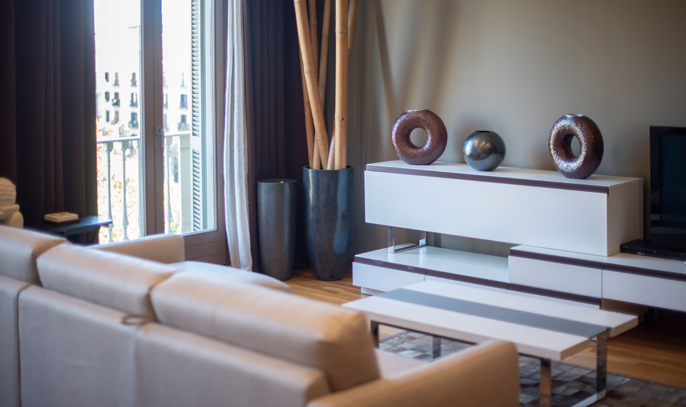 Contemporary decor and television in Suite Sagrada