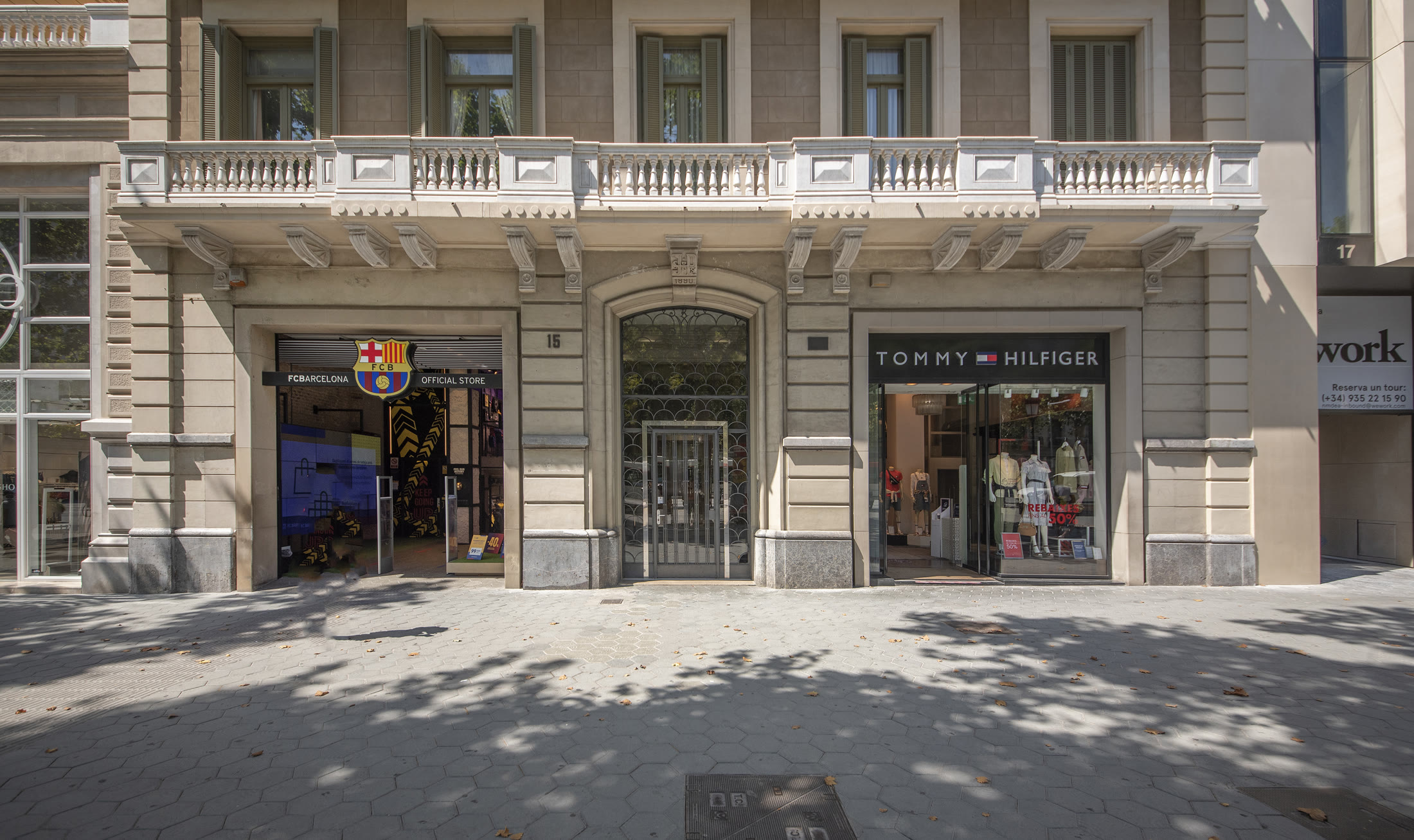 Facade and entrance of Passeig de Gr&agrave;cia 15