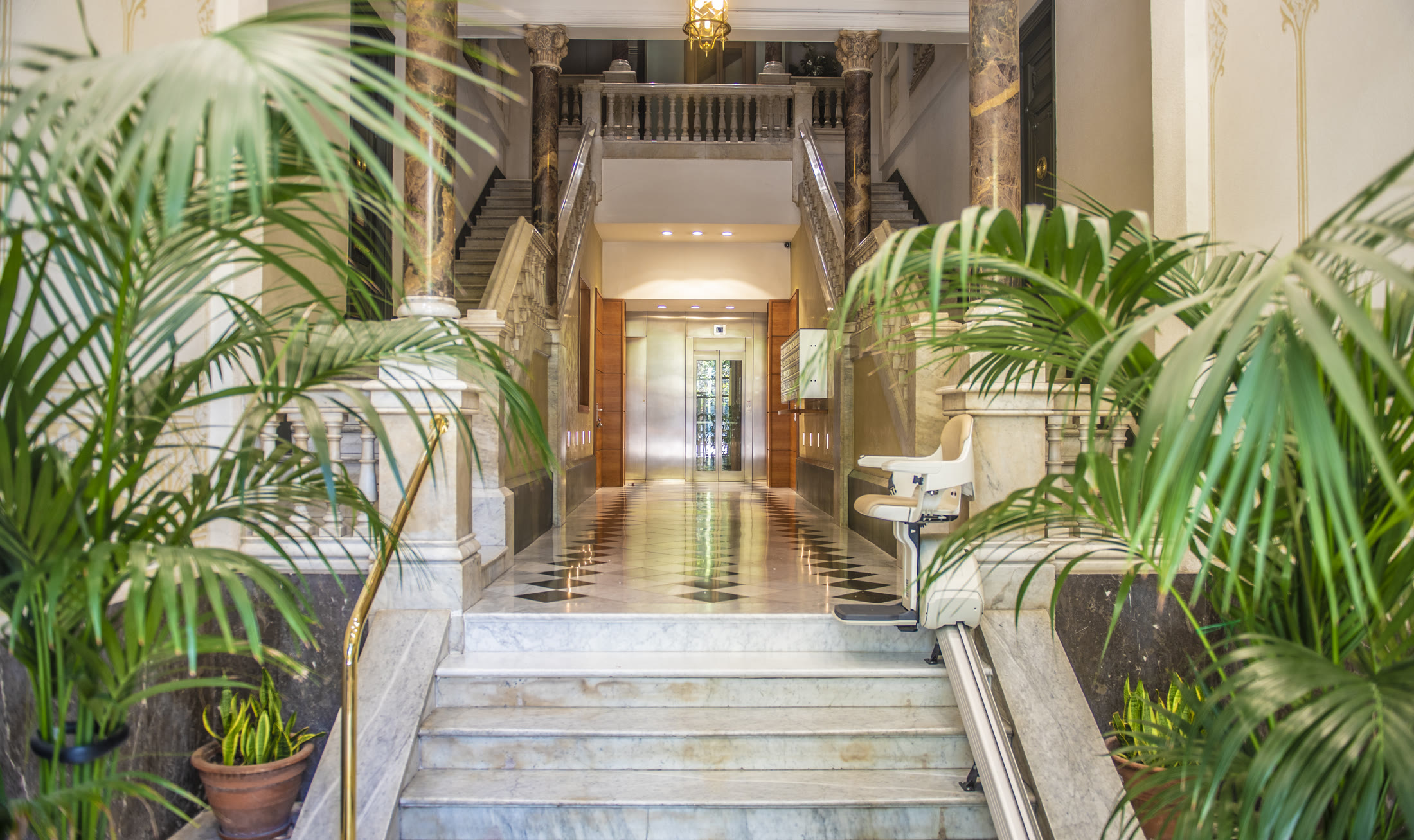 Palm-filled historic entrance hall at Passeig de Gr&agrave;cia 15