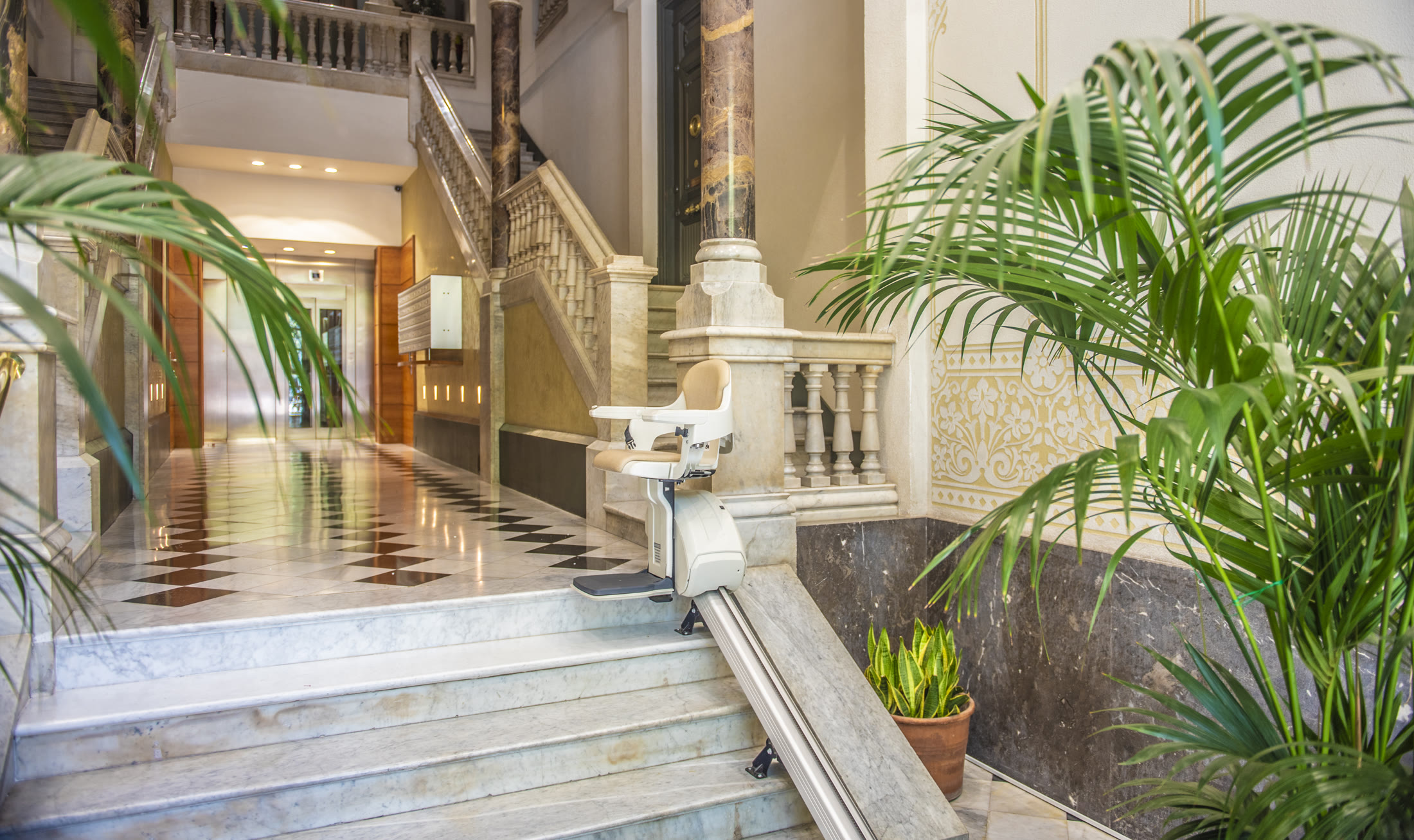 Marble staircase and chequered floor inside the entrance at Passeig de Gr&agrave;cia 15