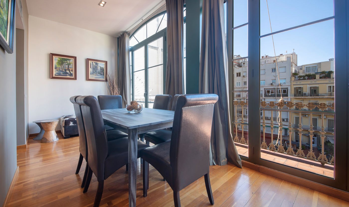 Dining table beside the south-facing gallery windows in Suite Sol&eacute;a