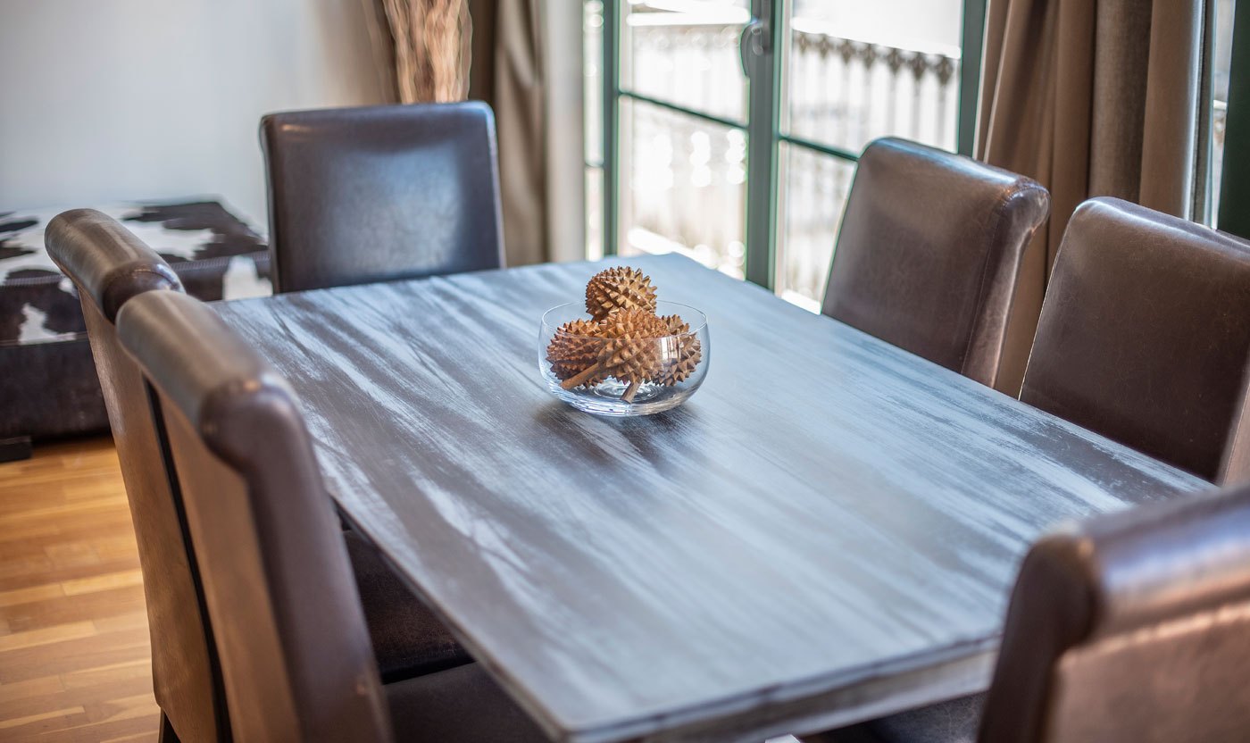 Dining table and leather chairs in Suite Sol&eacute;a