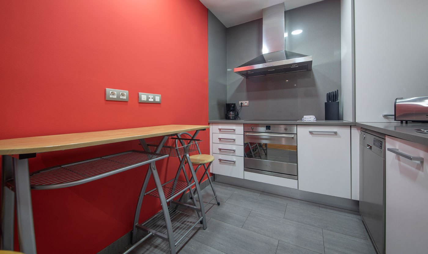 Red breakfast bar and equipped kitchen in Suite Sol&eacute;a