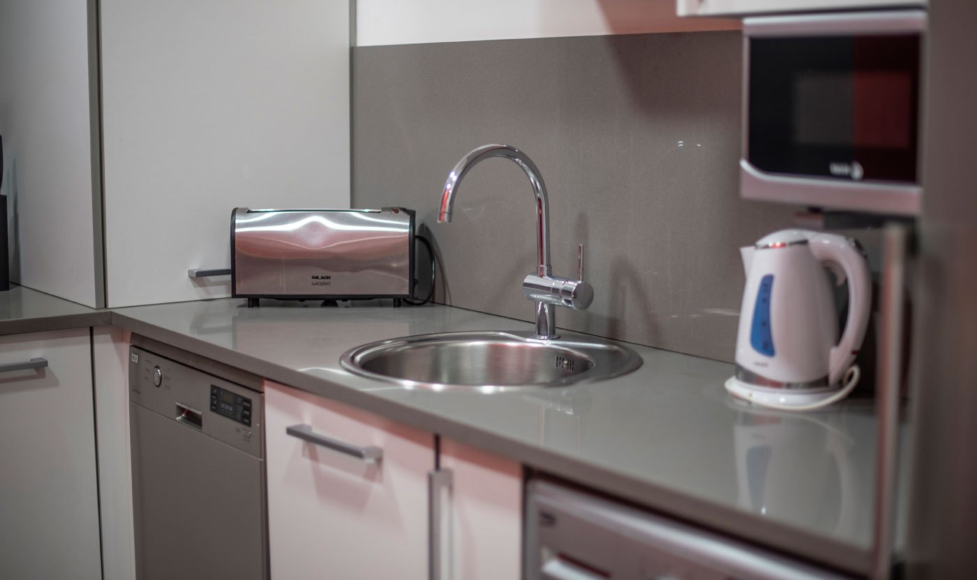 Kitchen sink, coffee maker and kettle in Suite Sol&eacute;a