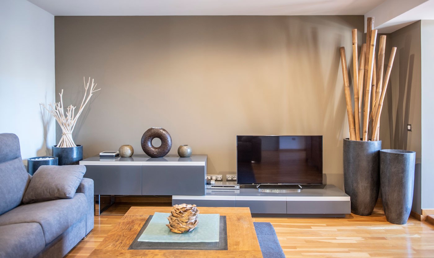 Television console and bamboo decor in the Suite Sol&eacute;a living room