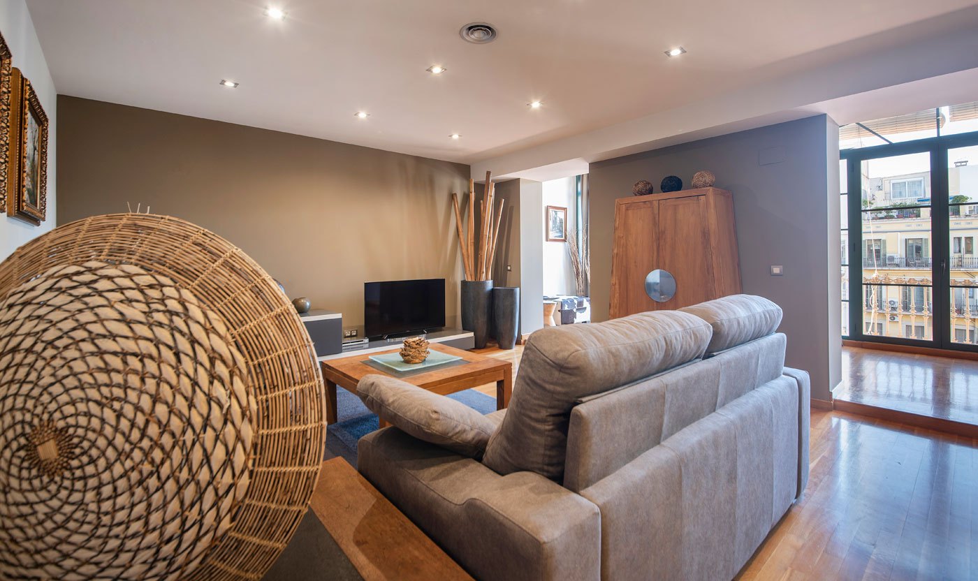 Suite Sol&eacute;a living room seating and woven artwork