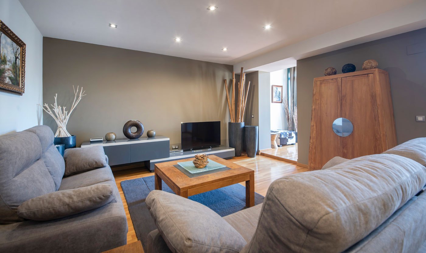 Suite Sol&eacute;a living room sofas, television and south-facing gallery window