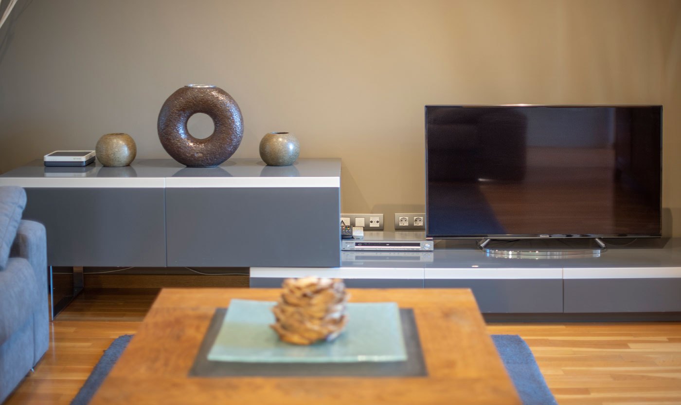 Television console and decorative objects in the Suite Sol&eacute;a living room
