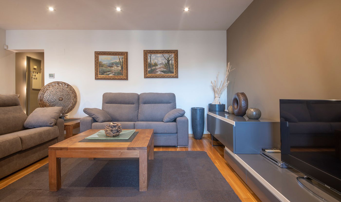 Wide view of the Suite Sol&eacute;a living room and television