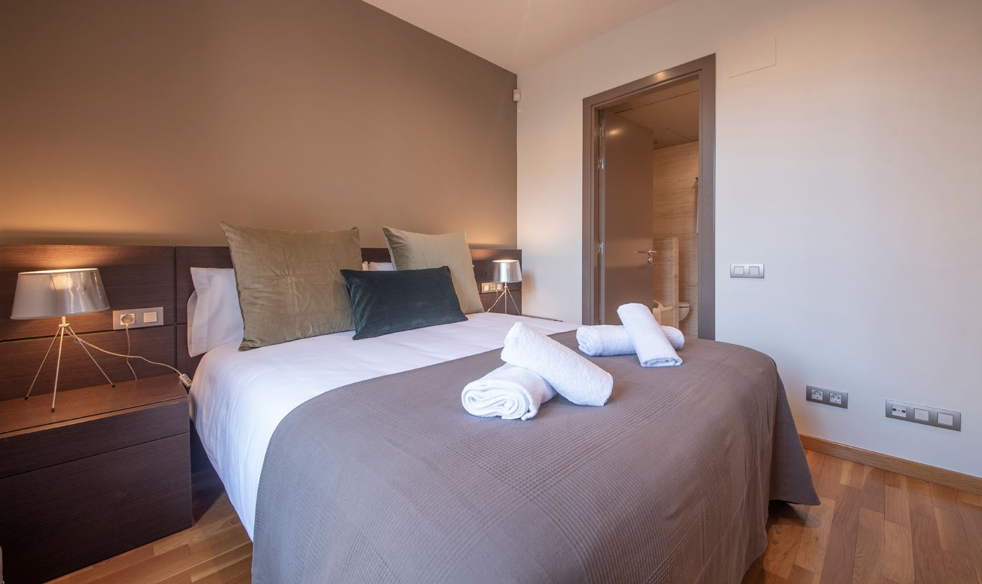 Suite Sol&eacute;a principal bedroom with its en suite bathroom doorway