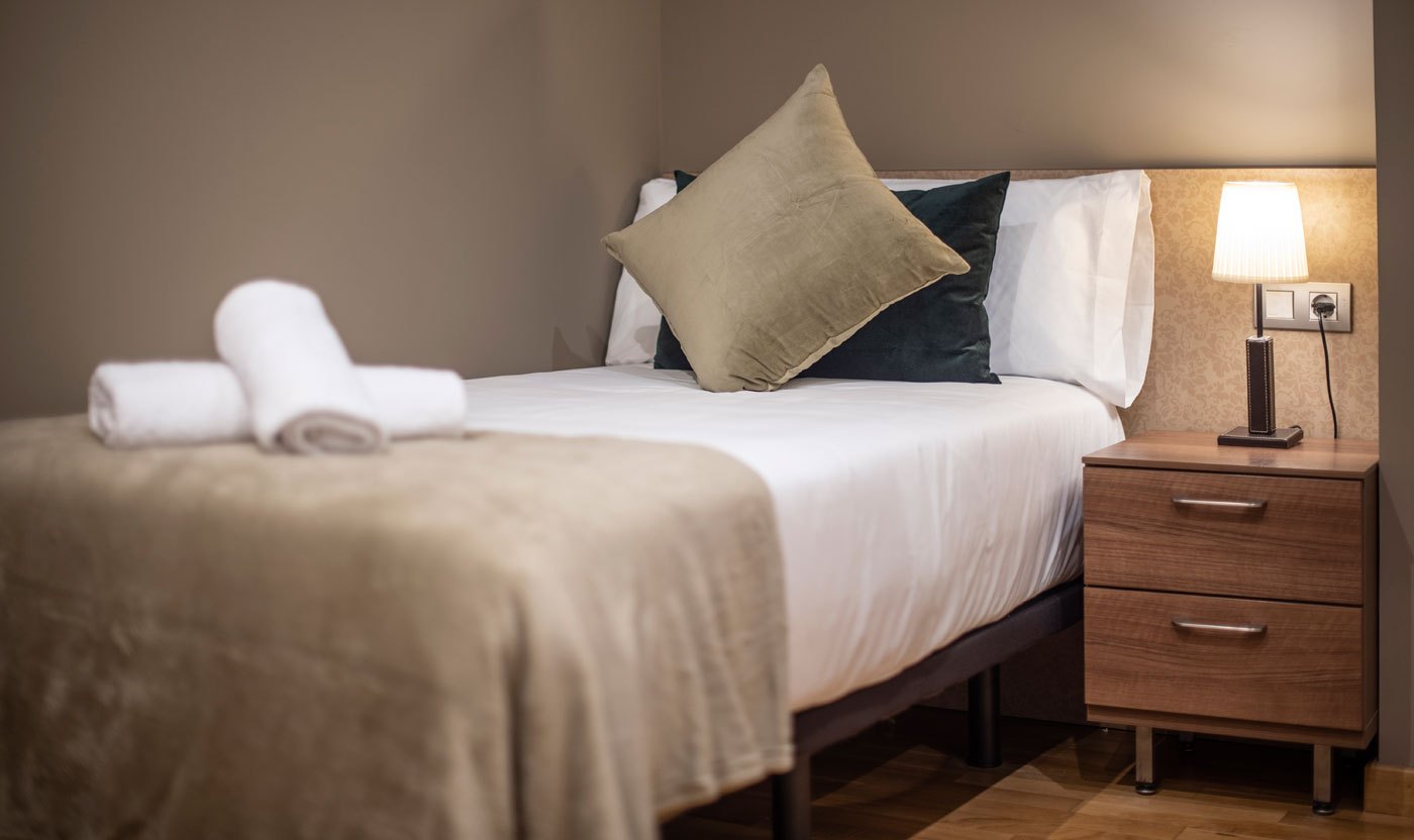 Single bed and bedside lamp in the Suite Sol&eacute;a second bedroom