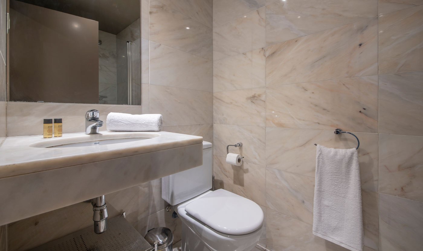 Marble vanity and WC in the Suite Sol&eacute;a hall bathroom
