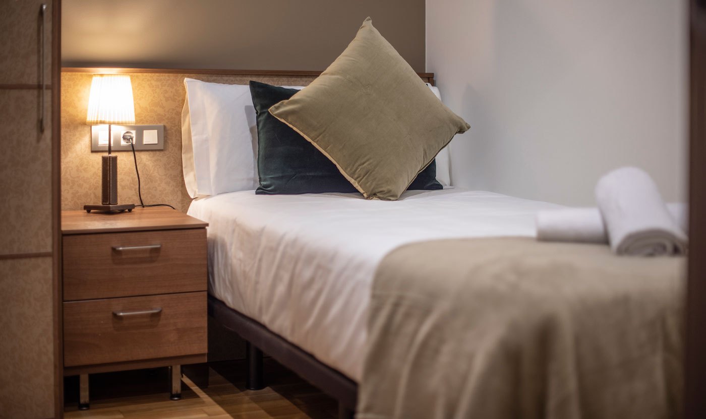Single bed and folded towels in the Suite Sol&eacute;a third bedroom